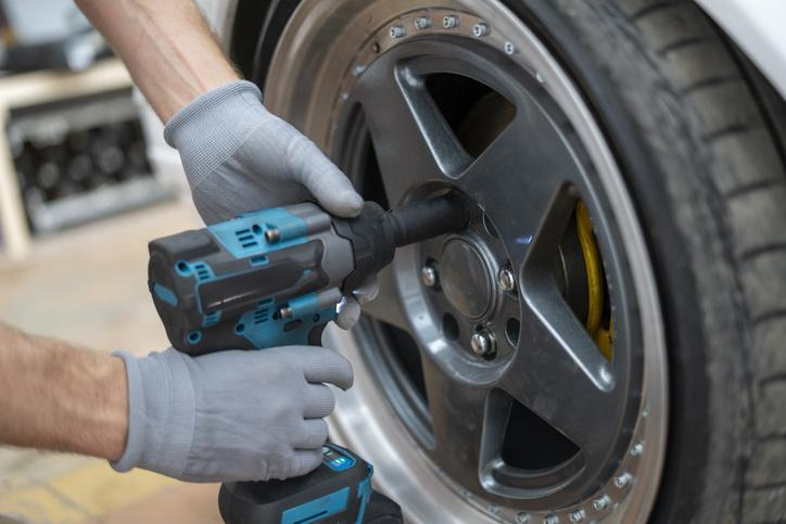 Étudiant en atelier suivant une formation en mécanique automobile