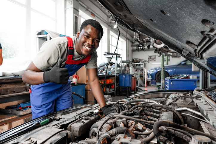 Technicien en atelier illustrant les métiers de l’automobile en forte demande à Montréal