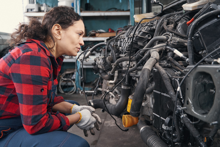 Étudiante débutant un emploi dans l’automobile à Montréal.