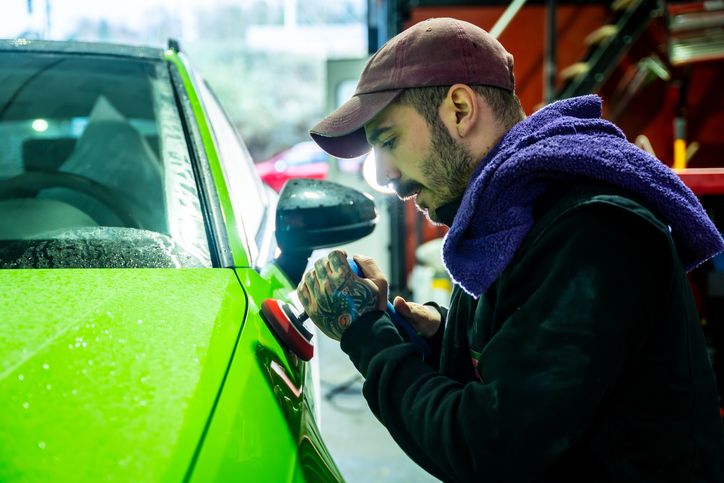 véhicule préparé dans une salle de montre automobile