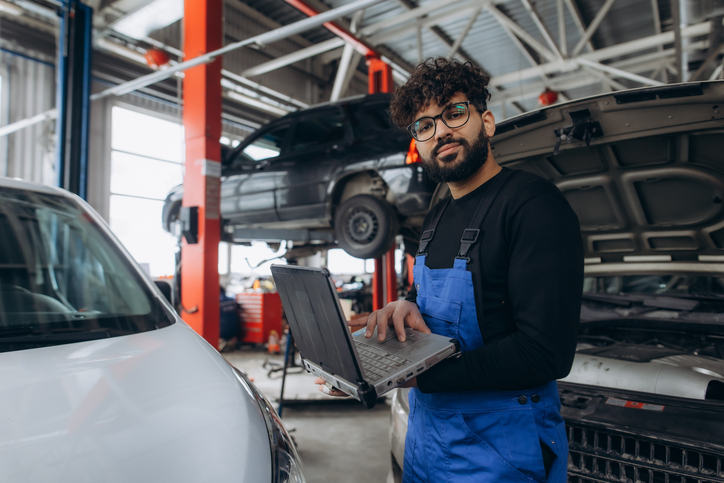 personne planifiant un retour aux études en automobile