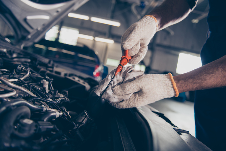 Mécanicien organisant ses outils dans un atelier automobile