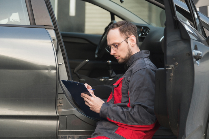 aviseur technique dans un atelier automobile