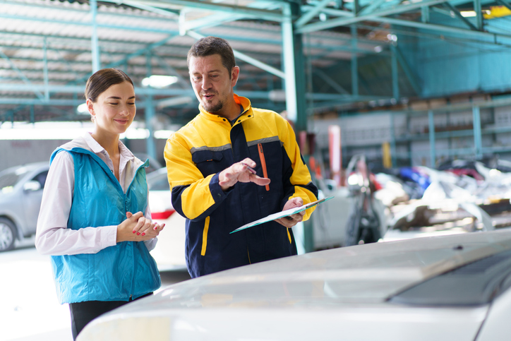 conseiller technique automobile présentant une estimation de réparation