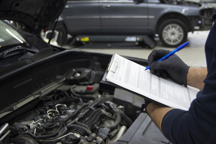 mécanicien inspectant un moteur sans ordinateur de diagnostic