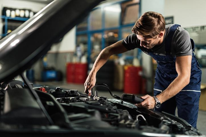 technicien en mécanique automobile inspectant un véhicule à Laval