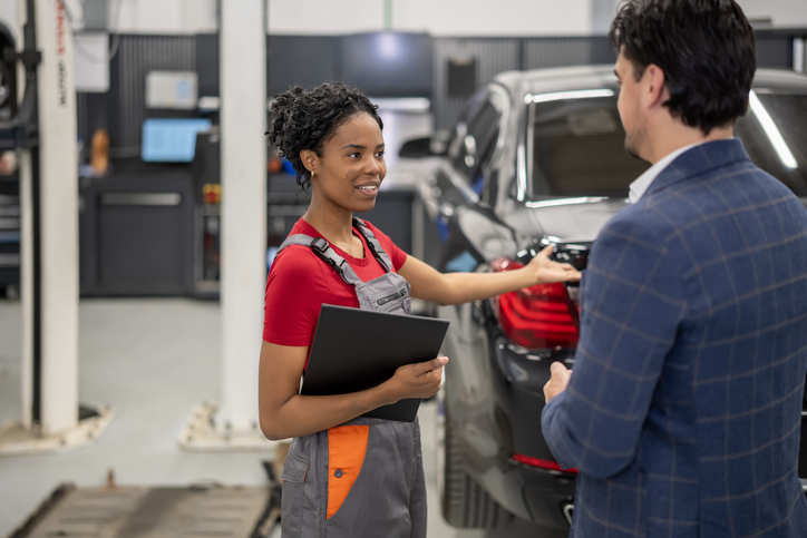 aviseur technique expliquant une réparation automobile à un client