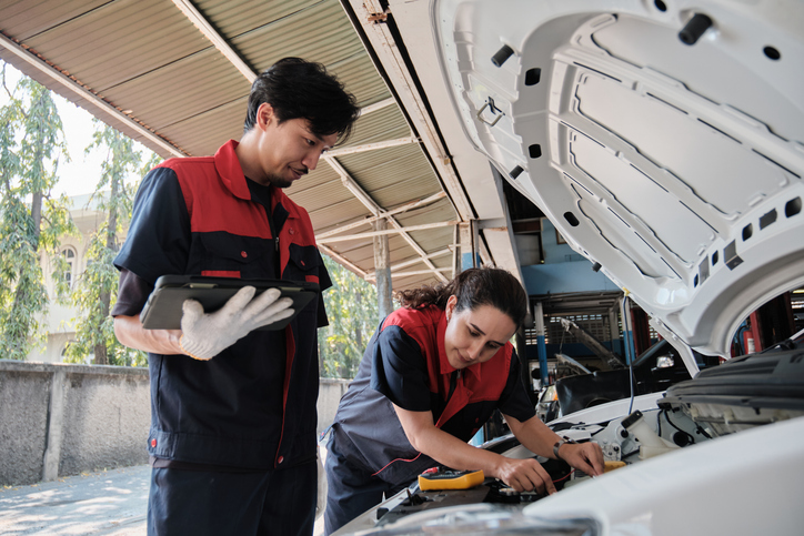étudiant en formation hybride électrique utilisant un outil de diagnostic