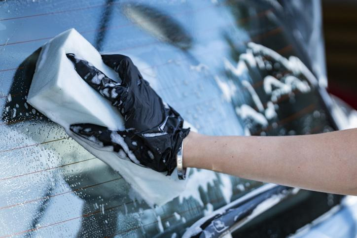 professionnel du detailing nettoyant un véhicule