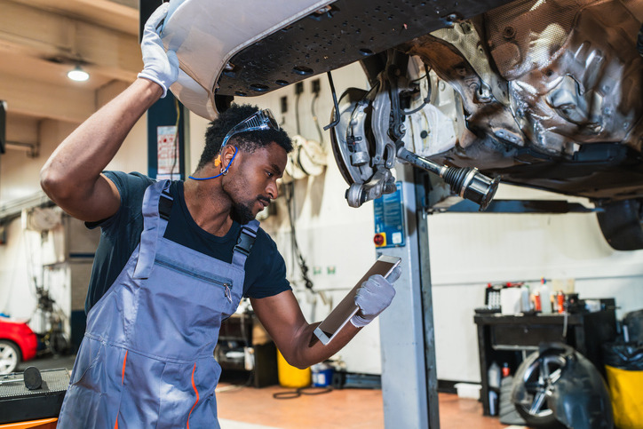 étudiant en mécanique préparant ses outils avant un cours pratique