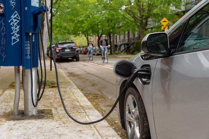 véhicule électrique stationné à une borne de recharge