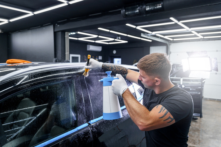 entrepreneur en detailing travaillant sur véhicule