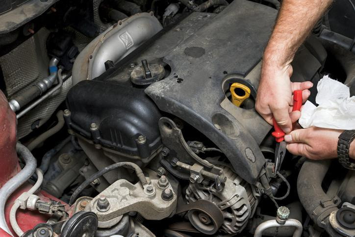 étudiant en mécanique automobile travaillant sur un véhicule à Montréal