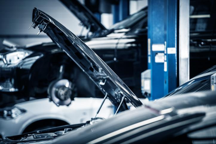 mécanique automobile dans un atelier moderne à Montréal