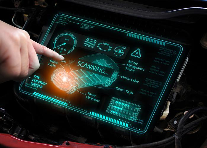 Test électrique au multimètre pendant un diagnostic électronique automobile