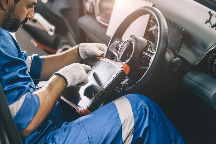 Étudiant en formation diagnostic automobile utilisant un scanner OBD2