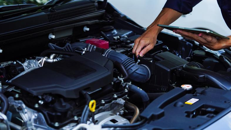 Vérification de moteur pendant une inspection de voiture d'occasion.