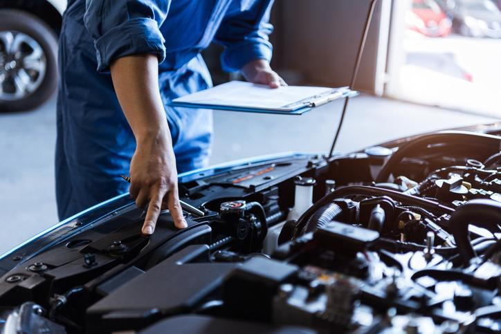 technicien vérifiant une batterie de voiture