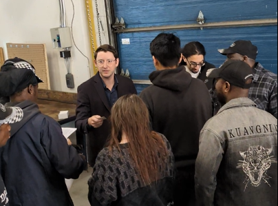 Employeur présentant les possibilités de carrière à des étudiants en formation automobile