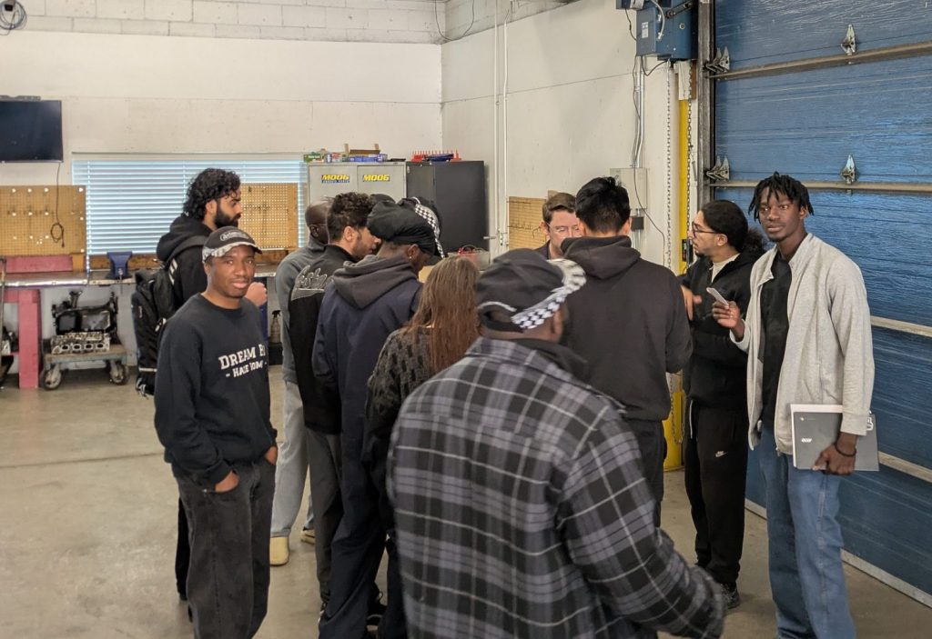 Étudiants rencontrant les représentants de Genesis Saint-Laurent et Saint-Laurent Hyundai pendant une journée carrière en automobile