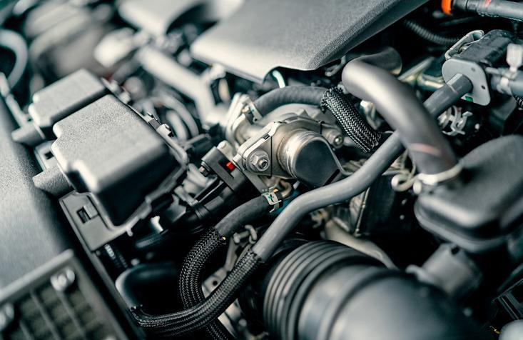 boîtes de pièces automobiles d’origine et de remplacement dans un entrepôt